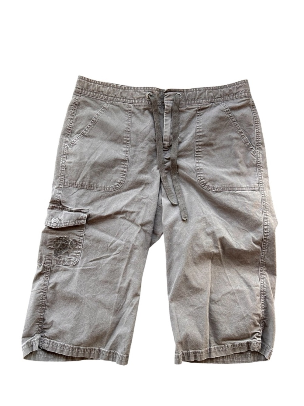 Brown grey Capri pants with pockets, elastic waistband with tie.
Size 8 (tall)